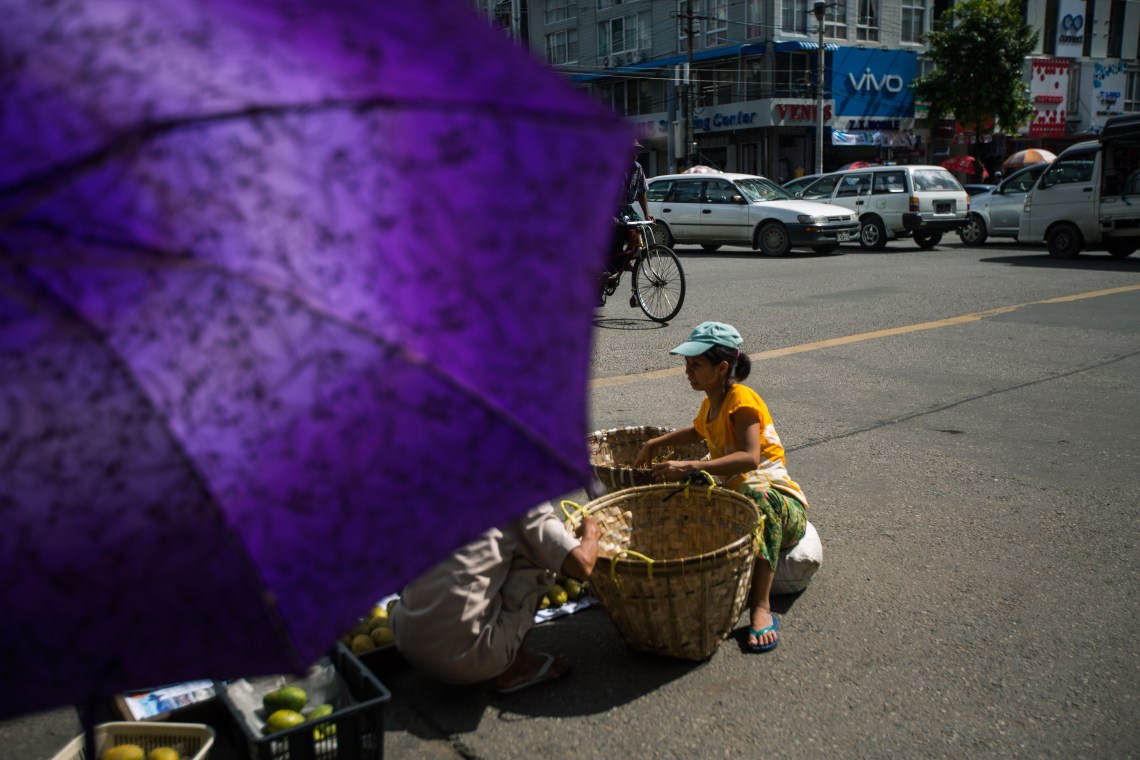 Vendeuses de fruits, Downtown, Yangon