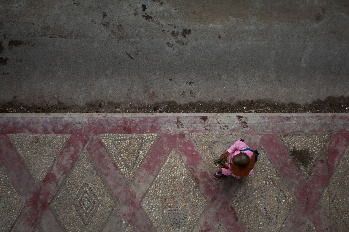 Une nonne dans les rues du Downtown, Yangon