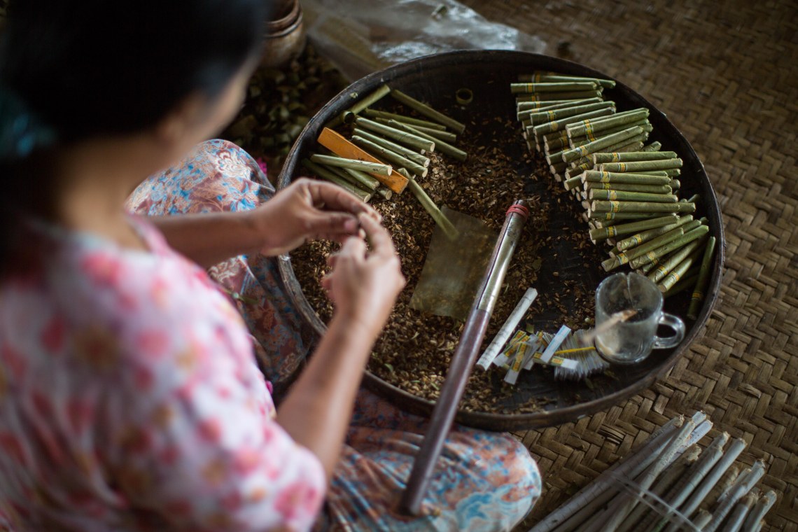 Fabrique de cheeroot au lac Inle