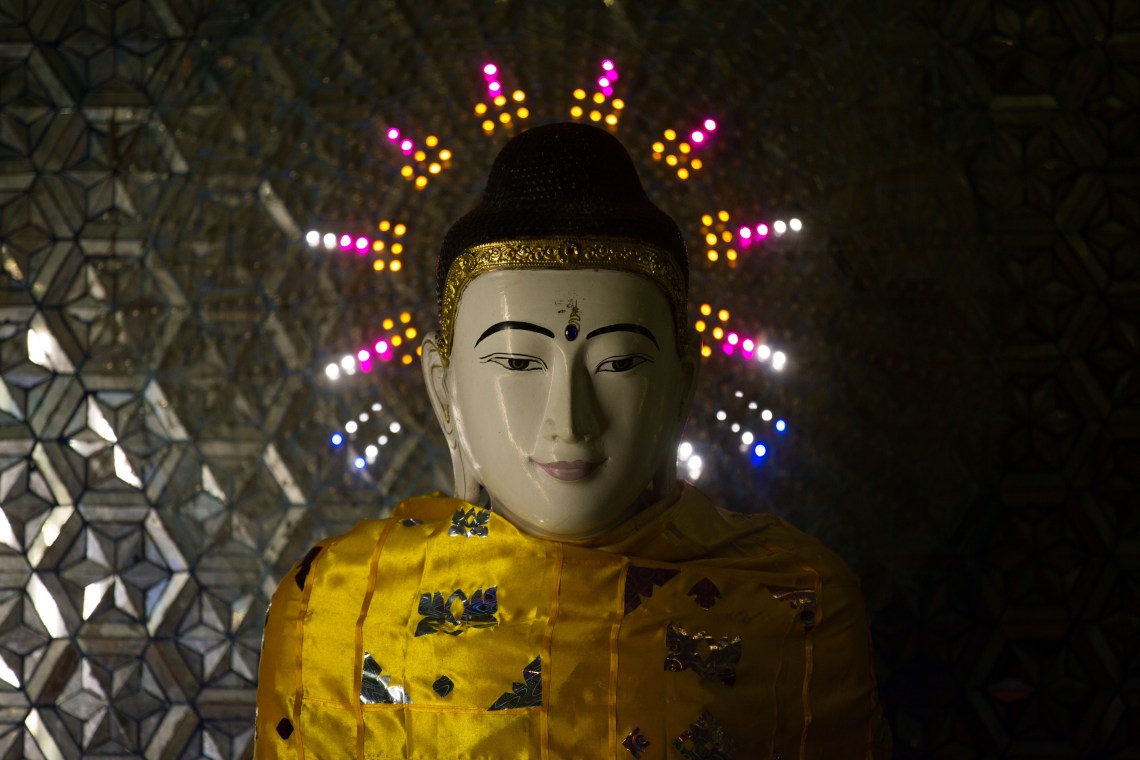 Buddha et son aura de toutes les couleurs