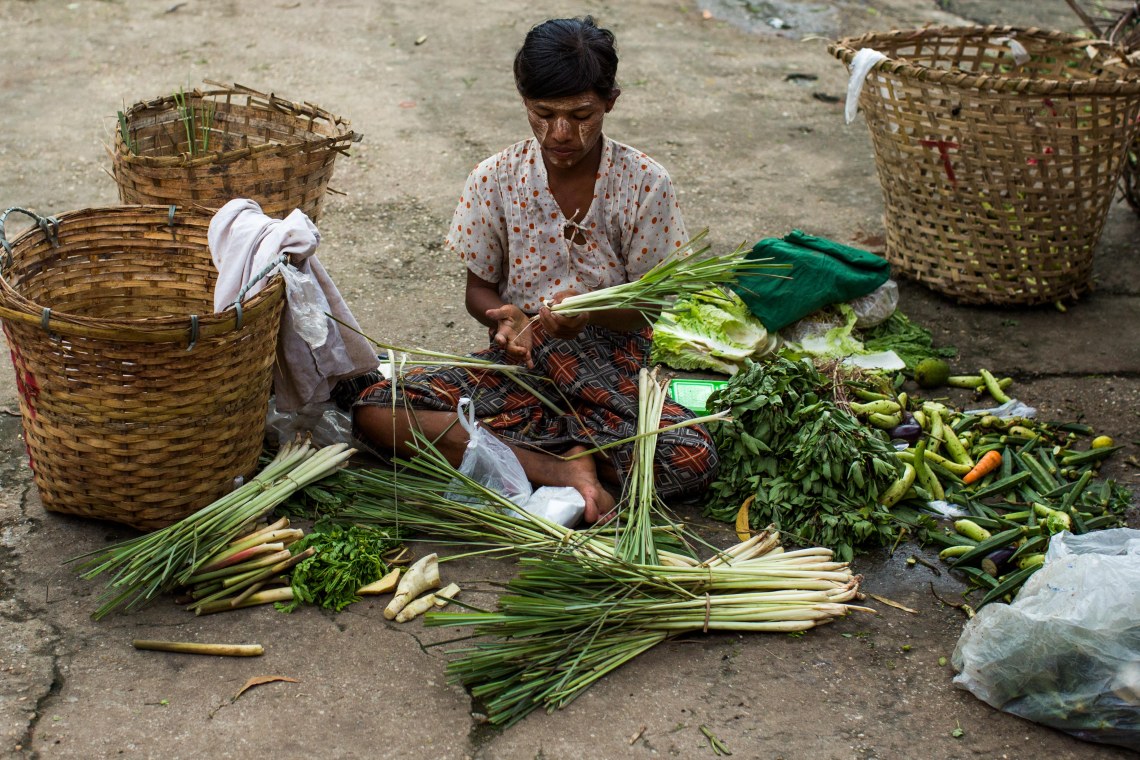 Vendeuse sur les quai d'une gare, Circular Train, Yangon