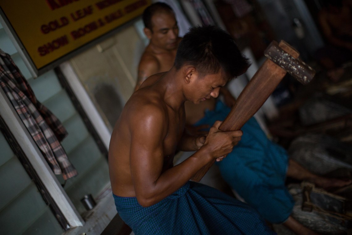 Un homme dans une fabrique de feuilles d'or, Mandalay