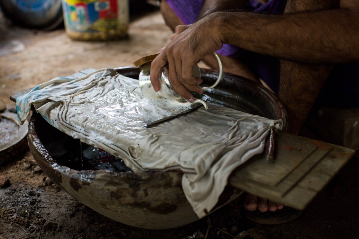 Artisan argentier à Sagaing