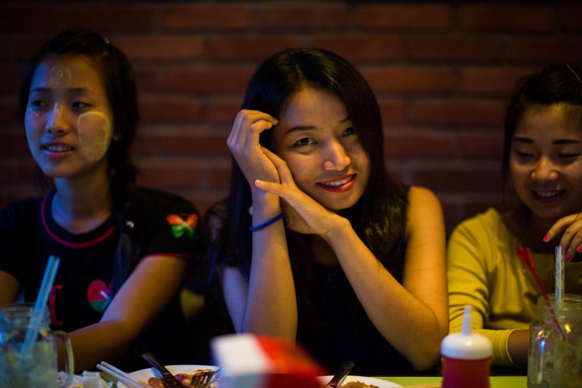 Jeunes femmes Kachin, Myitkyina